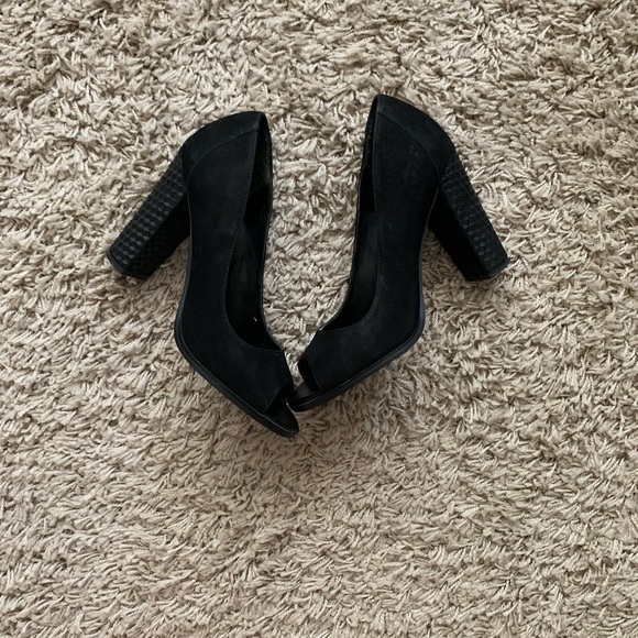 Black heels - Picture 2 of 3